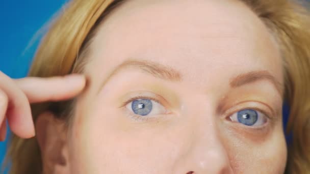 Super-Großaufnahme, Frau malt Augenbrauenstift für Augenbrauen. 4k, Zeitlupe. Frau beim Make-up - Filmmaterial, Video