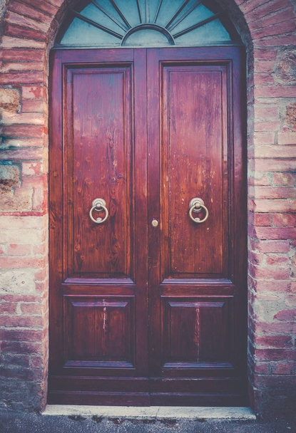 Bruin vintage deur ergens in Toscane, Italië - Foto, afbeelding