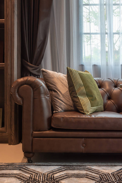 klassieke stijl woonkamer met sofa en pilloes, interieur ontwerpconcept set - Foto, afbeelding