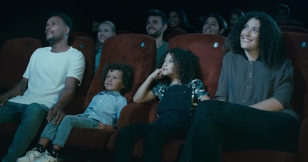 Rodzina oglądania filmu w kinie - Materiał filmowy, wideo