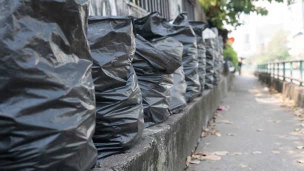 černých odpadkových pytlů. Problém odpadků v Asii - Fotografie, Obrázek