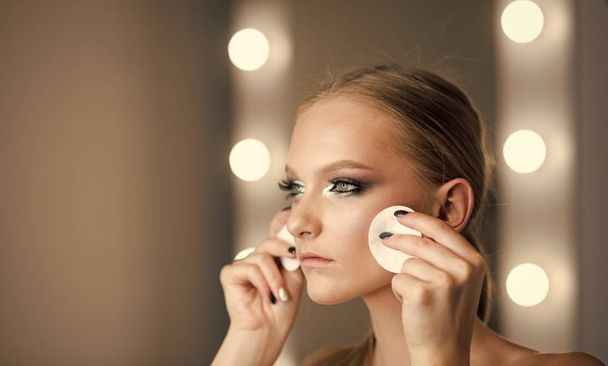 Beautiful young woman using cotton pad on face closeup - Fotografie, Obrázek