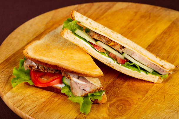 鶏の胸肉とサラダのクラブ サンドイッチ - 写真・画像