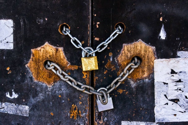 An old locked door texture background - Φωτογραφία, εικόνα
