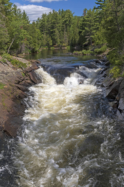 Roaring Rapids in a Narrow Channel in the Aux Sable River in Chutes Provincial Park in Massey, Ontario - Foto, afbeelding