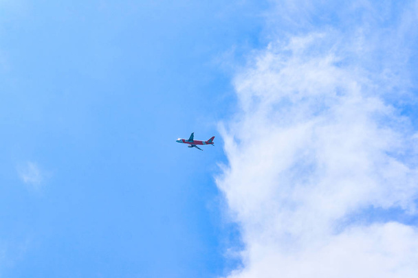 Αεροπλάνο απογειώνεται από ένα νησί - Φωτογραφία, εικόνα
