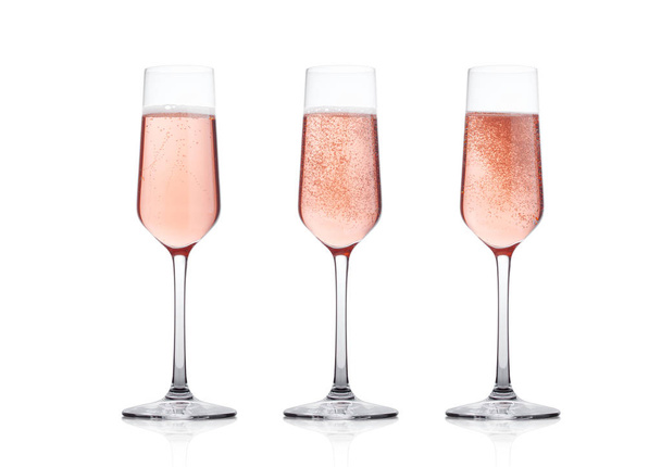 Elegante Rose copas de champán rosa con burbujas sobre fondo blanco con reflejo
 - Foto, imagen