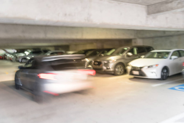 Mozgás homályos autó belépő mélygarázs bejárata. Belsejében elfoglalt konkrét alagsori parkoló, nem szabad sokat elővárosi Dallas, Texas, Amerikai Egyesült Államok - Fotó, kép