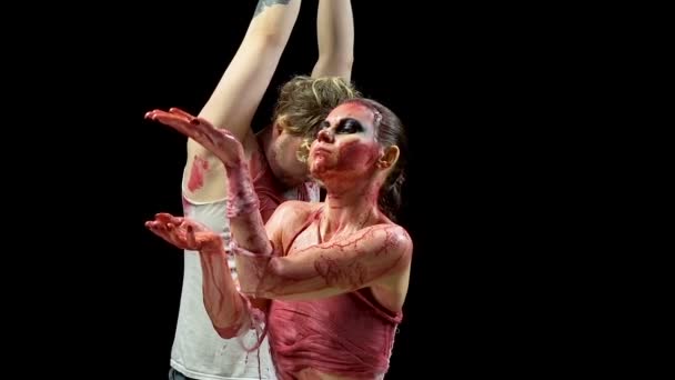 Maniac mujer atormentando hombre en sangre
 - Imágenes, Vídeo