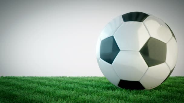 Вращающийся глянцевый футбольный мяч на травяном поле - бесшовный цикл
 - Кадры, видео