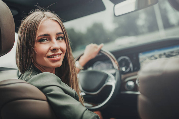 Feliz jovem mulher dirigindo o carro contemporâneo
 - Foto, Imagem