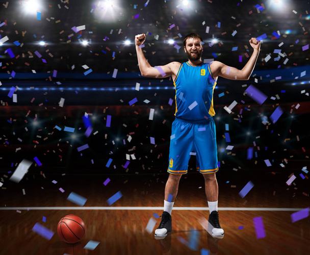 basketbalový hráč im modrá jednotná stojící na košíkovou - Fotografie, Obrázek
