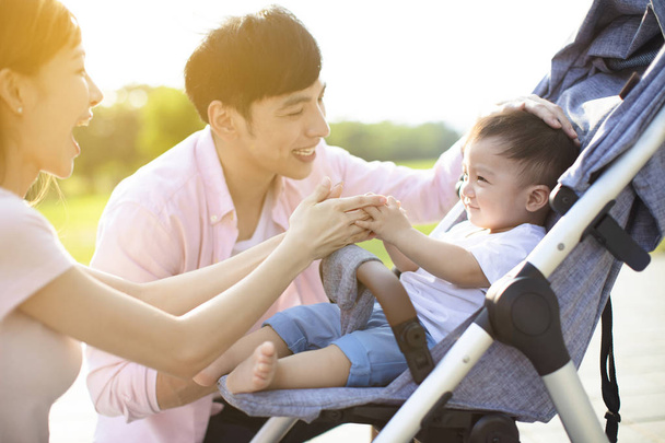 familia feliz con el bebé en el parque - Foto, Imagen