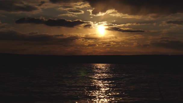 krásný západ slunce nad jezerem, stezka slunce glitrů je na vodě - Záběry, video