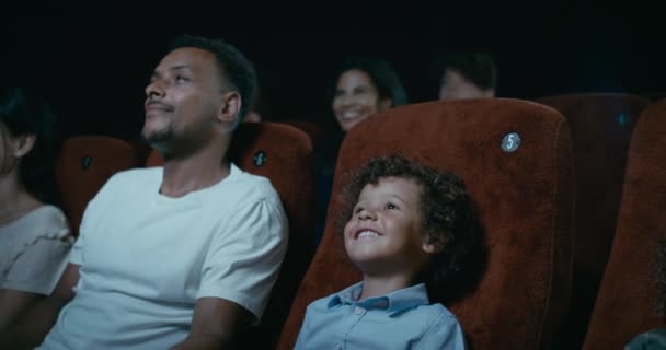 Seguir a través de una familia observando y disfrutando en el cine
. - Metraje, vídeo