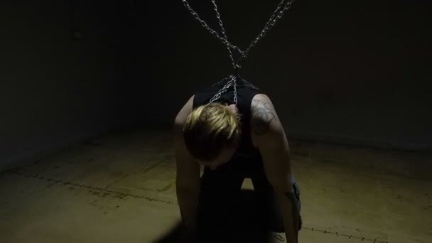 Szalony blond niewoli związany w łańcuchach - Materiał filmowy, wideo