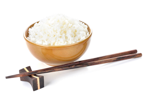 ρύζι σε ένα μπολ σε λευκό φόντο - Φωτογραφία, εικόνα