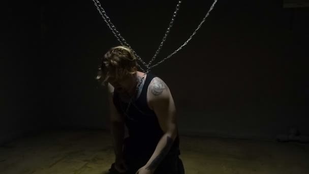 Hombre rubio loco atado en cadenas
 - Metraje, vídeo