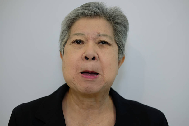 ázsiai idősebb nő, idős női senior unatkozni kifejezés. - Fotó, kép
