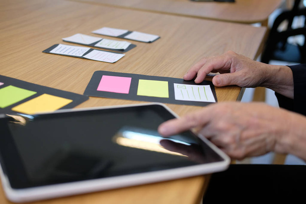 gebruiker ervaring werkplek. UX designer Bureau met tablet lay-out. Planning van de mobiele toepassing UI. - Foto, afbeelding