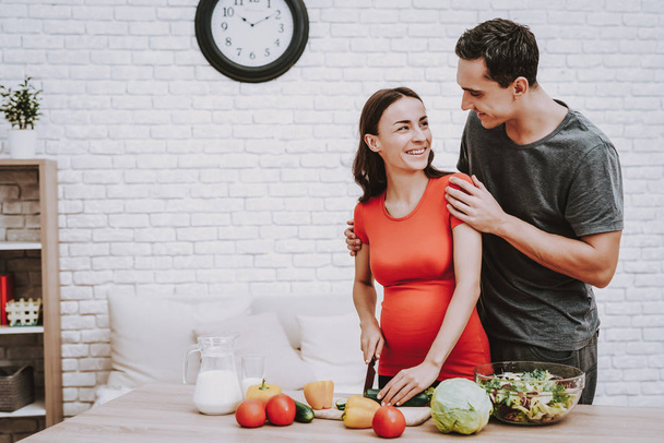Kitchen. Husband and Pregnant Wife. Preparing Food. Apartment. Natural. Vegetables. Love Each Other. Home. Motherhood. Happy Together. Relaxation. Happiness. Birth. Parenthood. Domestic Life. - Foto, Imagem