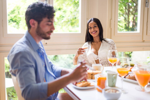 Happy couple having healthy breakfast at home in the morning - Happy moments of domestic partnership - 写真・画像
