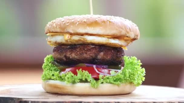 Beef burger with egg. - Footage, Video