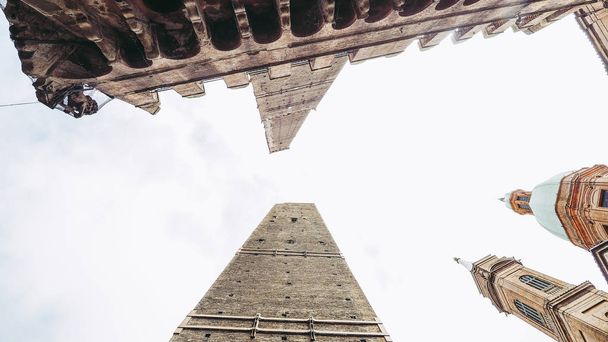 Torre Garisenda і Torre Degli Asinelli нахиляються вежі на честь Торрі (що означає Дві вежі) в Болоньї, Італія. - Фото, зображення