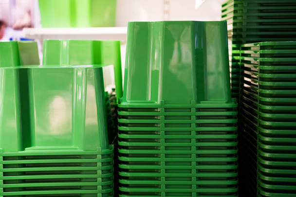 contenedores de plástico verde plegado en la tienda
 - Foto, imagen