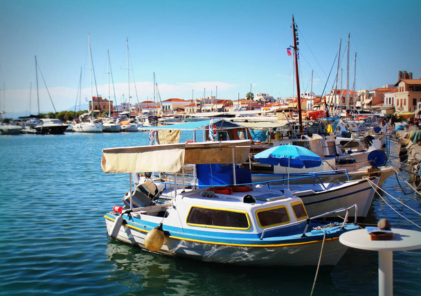 Widok jachtów w głównym morskiej na wyspie Egina, Wyspy Sarońskie, Grecja - Zdjęcie, obraz