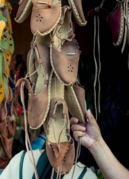 Набір традиційного шкіряного взуття ручної роботи на базарі
 - Фото, зображення