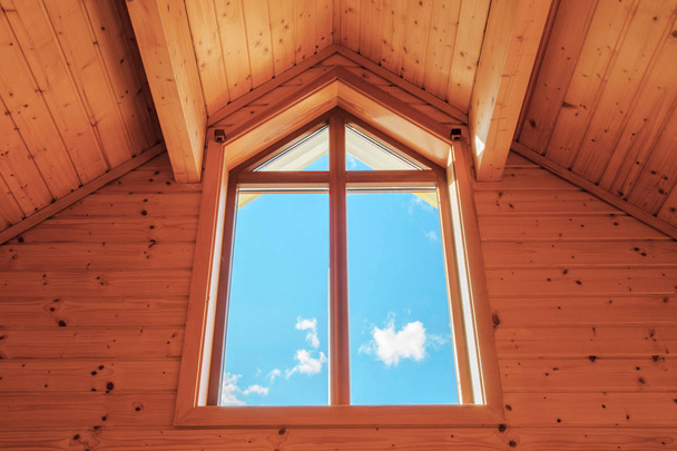 Janela de madeira Skylight, grande janela de luxo com um céu azul
 - Foto, Imagem