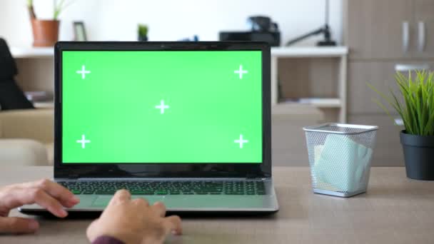 Freelancer trabalhando em casa em um laptop com tela verde chroma mock up
 - Filmagem, Vídeo