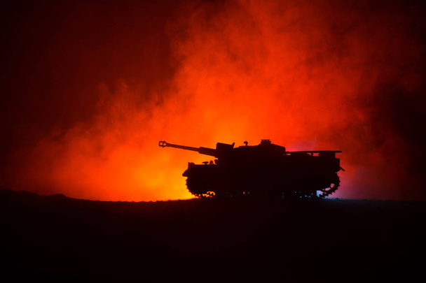 Concepto de guerra. Siluetas militares que luchan escena en el fondo del cielo niebla de guerra, Guerra Mundial tanques alemanes siluetas debajo del horizonte nublado Por la noche. Escena de ataque. Vehículos blindados. Batalla de tanques - Foto, imagen