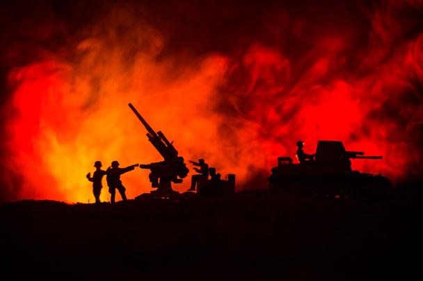 Koncepcja wojny. Wojskowe sylwetki walczące sceny na tle mgły wojennej niebo, Wojna światowa Niemieckie czołgi sylwetki poniżej chmury Skyline W nocy. Atak na miejsce. Pojazdy opancerzone. Bitwa czołgów - Zdjęcie, obraz
