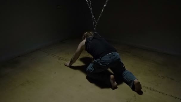 Blond v zajetí v řetězech - Záběry, video
