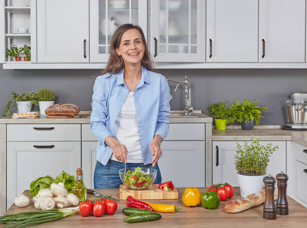 Вегетаріанські жінка на кухні - Фото, зображення