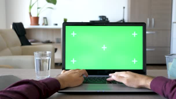 Biznesmen w domu pisania na laptopa z zielony ekran chroma makieta - Materiał filmowy, wideo