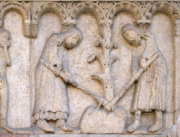 Adam a Eva okopávat reliéf země Wiligelmo, katedrála Nanebevzetí Panny Marie, Itálie - Fotografie, Obrázek