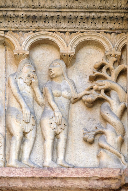Prato com histórias de Gênesis: Tentação, alívio de Wiligelmo, Catedral de Módena, Itália
  - Foto, Imagem