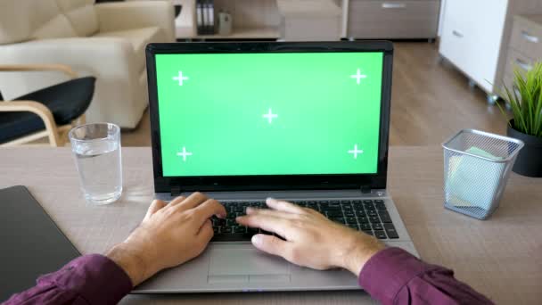 クロマ グリーン画面モックアップでノート パソコンのキーボードで入力する男性の手 - 映像、動画