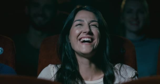 Nainen elokuvateatterissa nauraa hallitsemattomasti katsoessaan hyvin hauskaa elokuvaa.
 - Materiaali, video