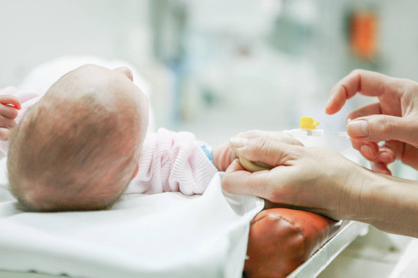 Νεογνό μωρό στο νοσοκομείο. - Φωτογραφία, εικόνα
