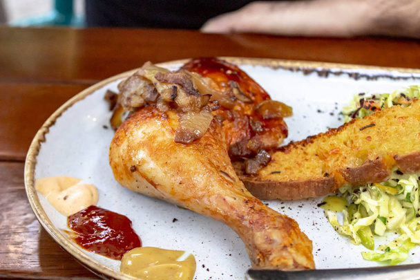 Γκρο πλαν σουτ του σχάρα κοτόπουλο στο τραπέζι - Φωτογραφία, εικόνα