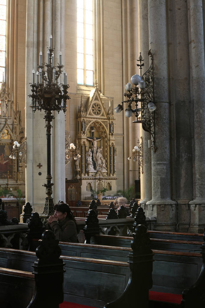 Altar da Santa Cruz na catedral de Zagreb dedicado à Assunção de Maria
 - Foto, Imagem