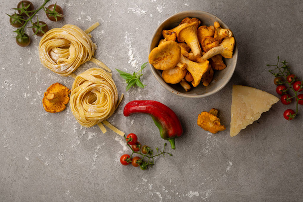 Raw pasta and mushrooms - Фото, изображение