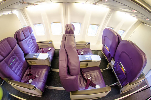 Свободные места в креслах бизнес-класса пассажирского самолета
 - Фото, изображение