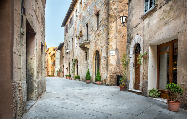 Mooie smalle straat van de oude stad van Pienza in Toscane - Foto, afbeelding