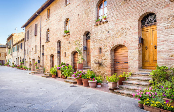 Bela rua estreita da antiga cidade de Pienza na Toscana
 - Foto, Imagem