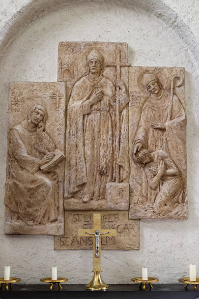 Heilige anselm von canterbury, die bischöfe liudger und ansgar, missionar in skandinavien, altar im kloster münsterschwarzach, benediktinerkloster, deutschland  - Foto, Bild